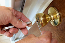 pick door lock